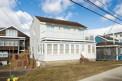 Image de Directly Across From Long Sands Beach!