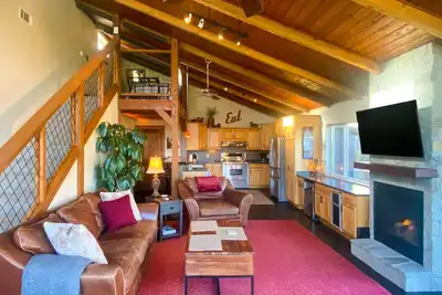 Image de Serene wine country retreat with ample outdoor living, gas grill, & fireplace