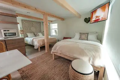 Image de Deluxe Two-Queen Coastal Kitchen Suite