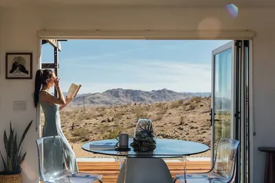 Image de 3 designer containers. 9 secluded acres. Art Gallery. Dark Skies. Hot tub+cold tubs.