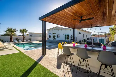 Image de *New* Modern 4b/3b | Ev charger, 2 King en-suite | Pool, Hot Tub