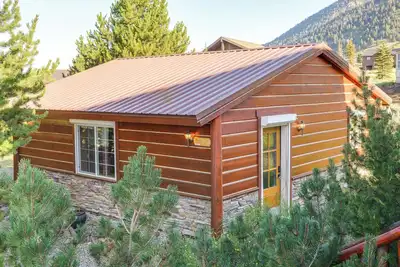 Image de Cozy Island Park Cabin, 20 Mi to Yellowstone!