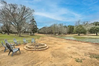 Image de Spacious Lakefront Home w\/ Fire Pit & Fun Barn!