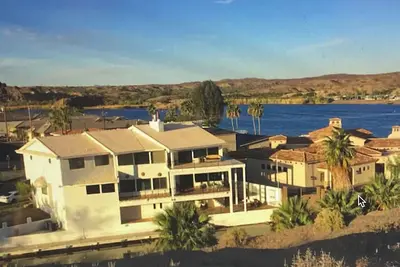 Image de 17 Beds Sleeps 25 + 7, 500 sq. ft. 3 Level + Priv Dock Across From Ramp @Riv Entr