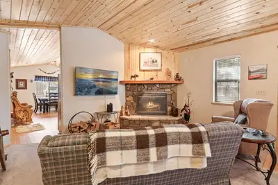 Image de Cozy Cabin | SmartTV | Stocked Kitchen | Fireplace