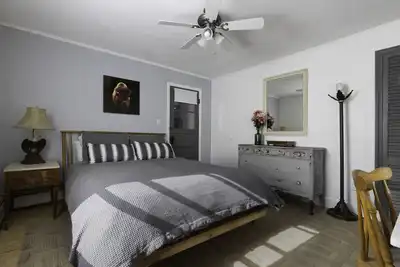 Image de Cozy Modern Farm Haus 2 Bedroom Apartment
