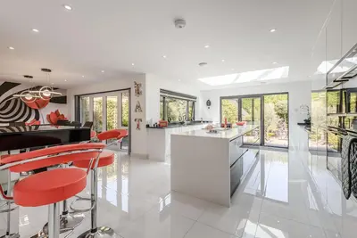 Image de Luxury modern house. 5 mins walk to beach and village
