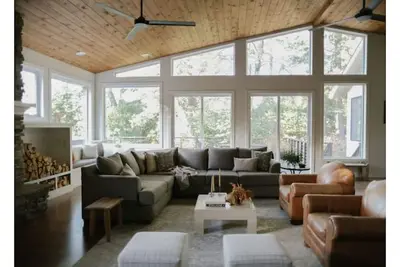 Image de Large Forest Chalet, Designer, Apple Hill