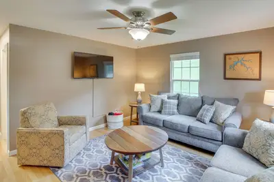 Image de Walk to Main St: Inviting Byrdstown Home w/ Yard!