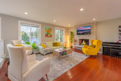 Image de Spacious remodeled home with central Ac and fenced yard
