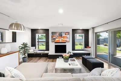 Stylish 4br • Hot Tub • Pets • Ev • Golf & Dining