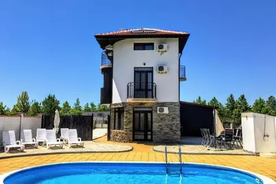 Image de Spacious 3-floor house, 5-min walk to a golf club, 5-min drive to sandy beaches