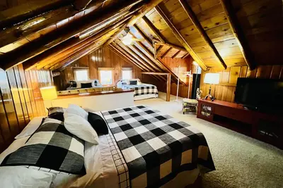 Image de Cozy Log Cabin on Golf Course, Across from Otsego Lake