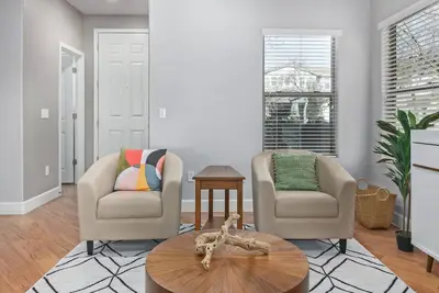 Image de Short or Longer Stays! Spacious Chic Downtown Retreat w/ Community Pool