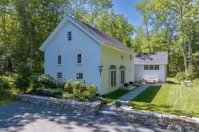 Image de 1832 Carriage House, meticulously remodeled, in the center of Blue Hill