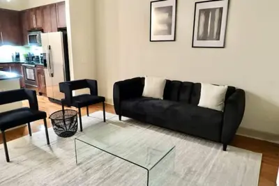 Image de Bright 2br Apt Near Nrg Stadium, Balcony Pool View, Free Wifi, Gym