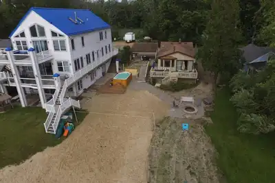 Image de 2 houses Campau Lakefront 4 level, sunrise cottage -Hot Spa, fireplaces