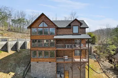 Image de Beautiful new cabin with gorgeous views.