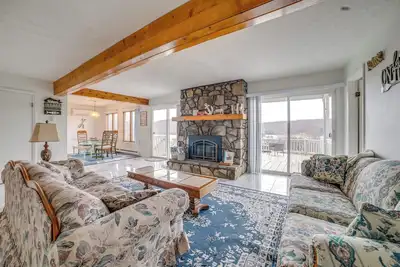Image de Alpine Lake Resort Home: Stunning Lake Views!