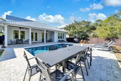 Image de Short walk to the beach, private heated salt water pool, 5 bedroom 4. 5 home
