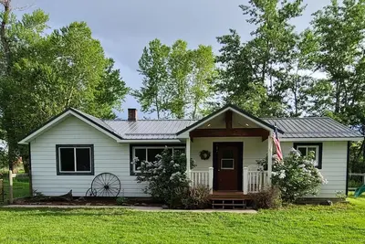 Image de Peaceful house in Highwood Mountains. Private creek access. Large fenced yard.