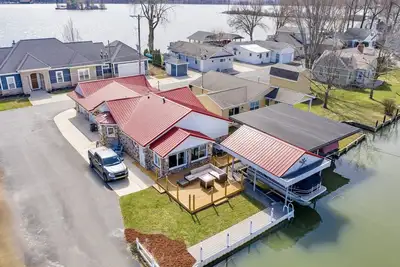 Image de 3-Bedroom Lakefront Home with Dock, Kayaks, & Sup!