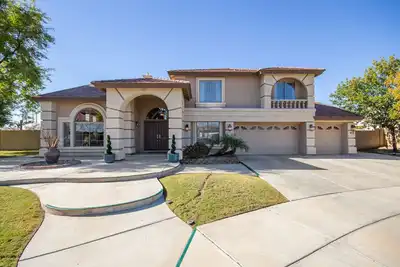 Image de Jaw dropping 4500 sq ft Vacation Rental Home with 5 Br, 3. 5 Ba, Pool & Hot Tub