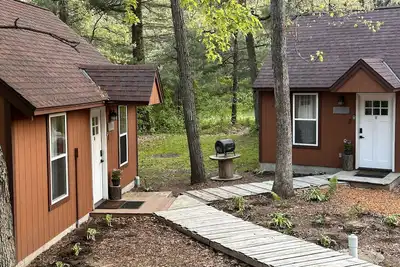 Image de Peaceful Cabin with Sandstone Canyon & Dock on the Wi River in Wisconsin Dells