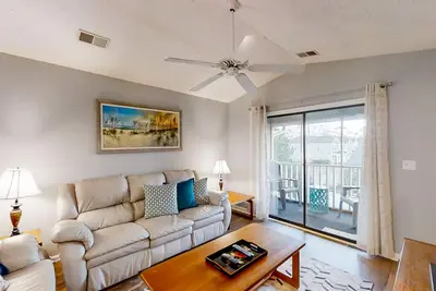 Image de Inviting condo with pool, hot tub, tennis, balcony, & washer/dryer