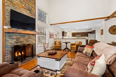 Image de Cozy dog-friendly mountain getaway w/entertaining game room & space for everyone