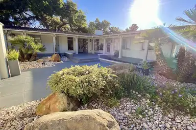 Image de Mid Century Modern Private Walled Montecito Estate
