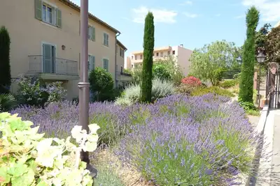 Image de Sanary, clim, neuf, terrasse, tout Ă pied, au calme.