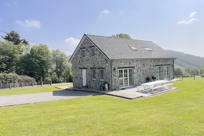 Image de Maison de groupe avec cheminée et jardin