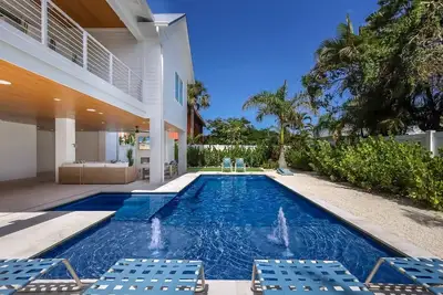 Image de Dilly Dally by the Seas: 1 Block to Beach, Rooftop Deck, Pool & Spa by Anna Maria Life