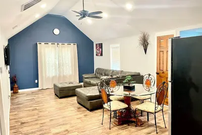 Image de Lush Wonders! Sleeps 7, Wi-Fi, Parking, Bbq.