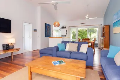 Image de Waverider 2 Located only a short stroll to the surf and sand of beautiful Boomerang Beach