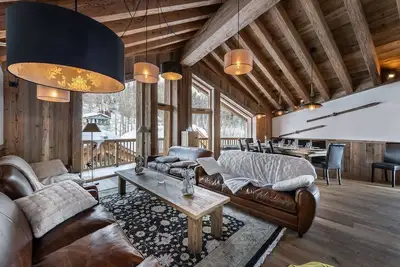Image de Chalet de luxe, jacuzzi et sauna, 14 personnes.