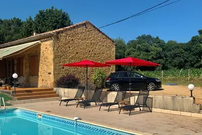 Image de Havre de paix avec vue panoramique et piscine – Idéal pour familles et amis