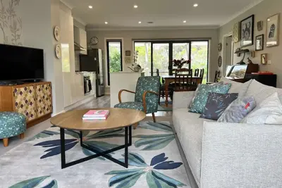 Image de 10 minute walk to Sovreign Hill beautifully decorated lake access Close to Cbd