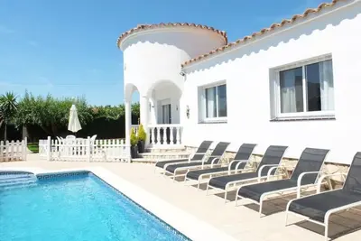 Image de Stunning 3 Bed. Villa with private garden and pool. Wifi/air con. Great Location