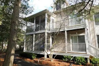 Image de Bright 3br + Loft Condo in Sea Colony with Porch & Balcony