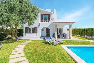 Villa 'Es Raco Sa Rapita' avec vue sur la mer, piscine privée et Wi-Fi.