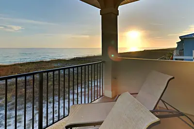 Image de Three Sisters | Gulf-Front in Navarre w/ Stunning Views and Private Elevator