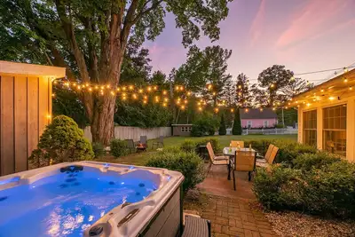 Image de Cozy Cottage near Lake & Skiing, Hot Tub, fireplace & Fire-pit, Pets Allowed