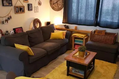 Image de jolie maison en bois avec piscine