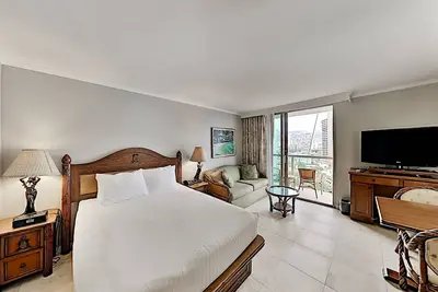 Lovely Luana Waikiki Studio | Private Lanai