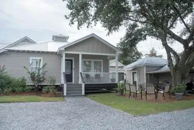 Image de Perfect Getaway! Quaint Cottage 1 block to beach, Old Town, park and more!