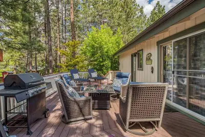 Image de Dog-friendly home with TVs in every bedroom, pool table, ping pong and more!