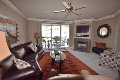 Image de Attached to pool -Elevator-Very Spacious Condo\nGRILL