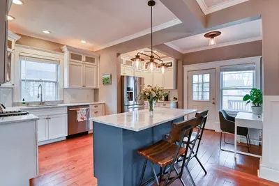 Image de Gorgeous Historic Home- Close to everything! !